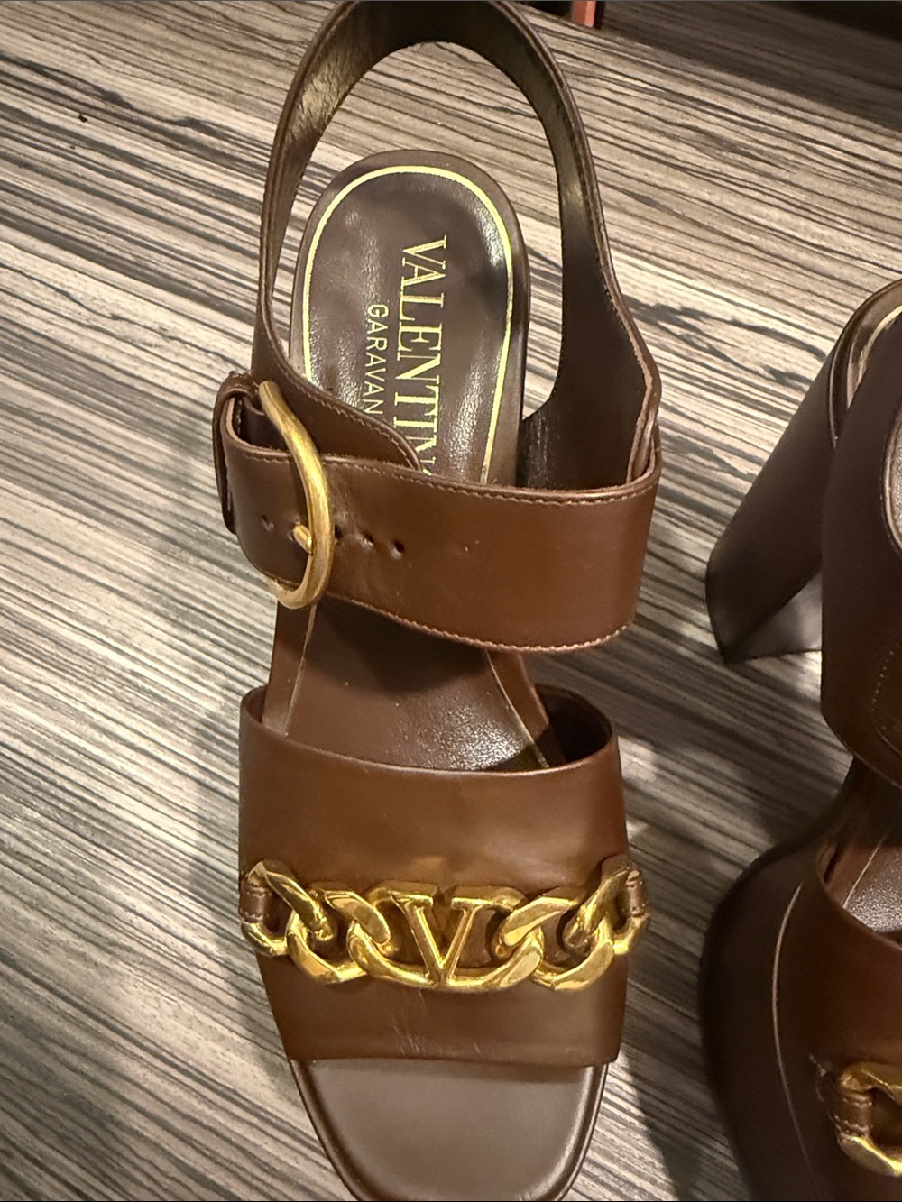 Valentino Garavani Brown Leather Platform Sandals with Gold Chain - Picture 3 of 4